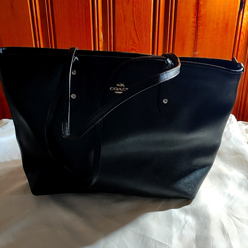 Coach euc nwot black tote gold hardware
